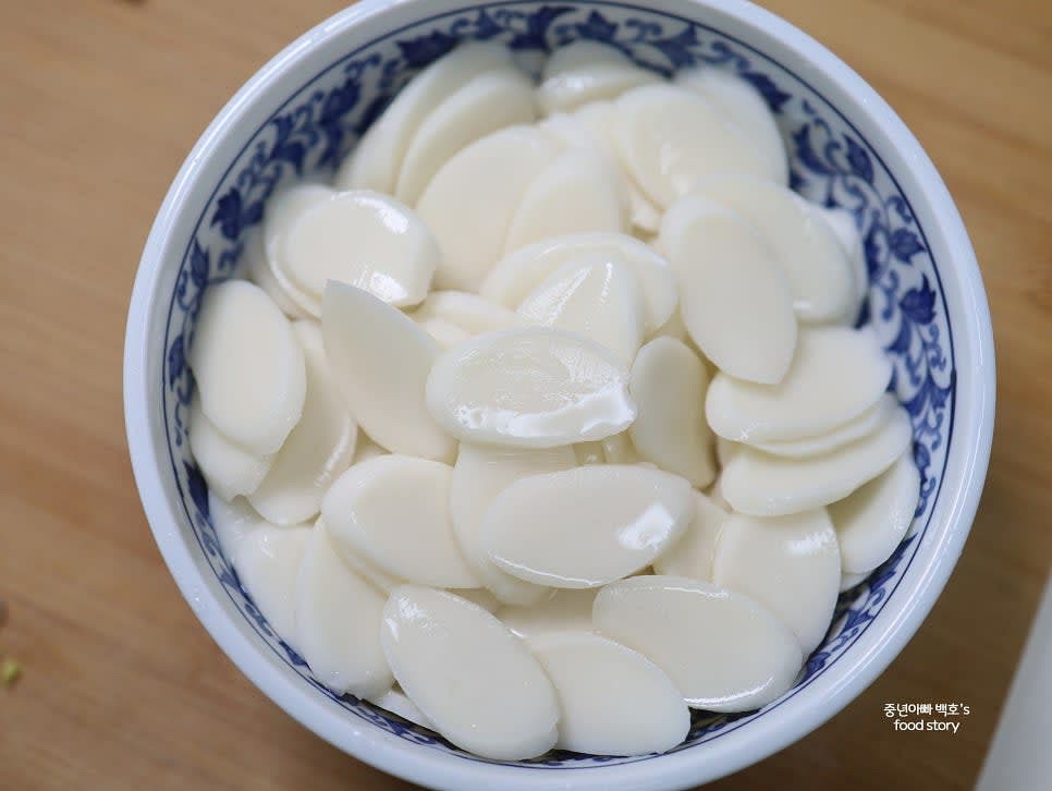 떡을 물에 헹구고 살짝 불려 2인분 분량으로 준비합니다.