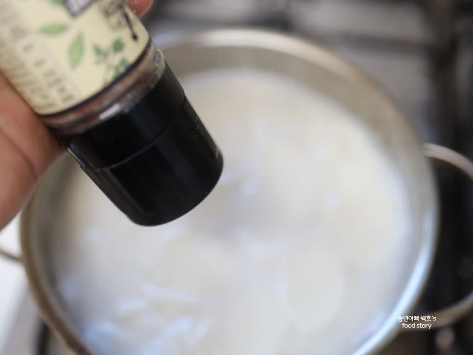 간을 확인한 후 필요하면 소금을 약간 넣어 간을 맞춥니다. 심심하게 드실 경우 생략 가능합니다.