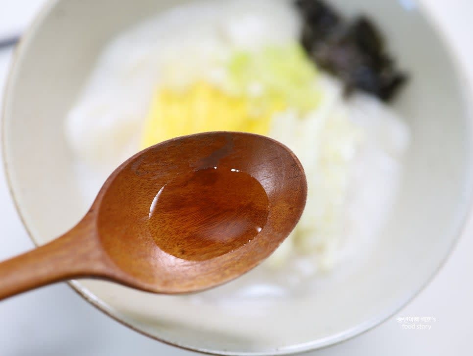 김가루 1/2T와 후추를 뿌려줍니다. 참기름은 취향에 따라 아주 소량만 추가합니다.