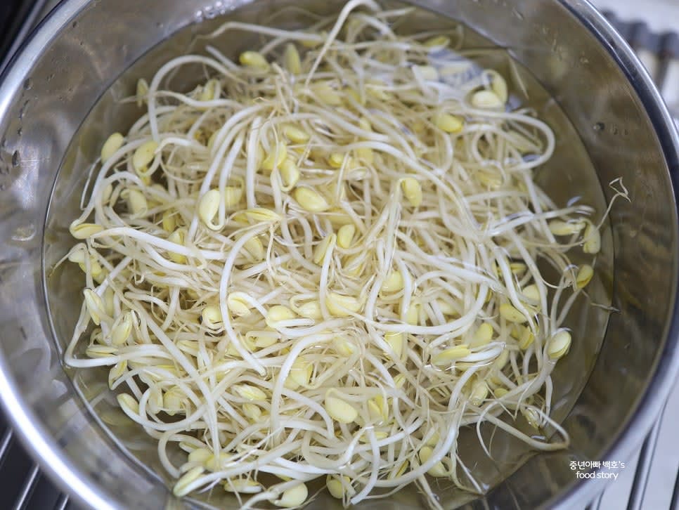콩나물을 흐르는 물에 깨끗이 씻고, 껍질이나 상한 부분을 제거한 뒤 3~5분간 물에 담급니다.