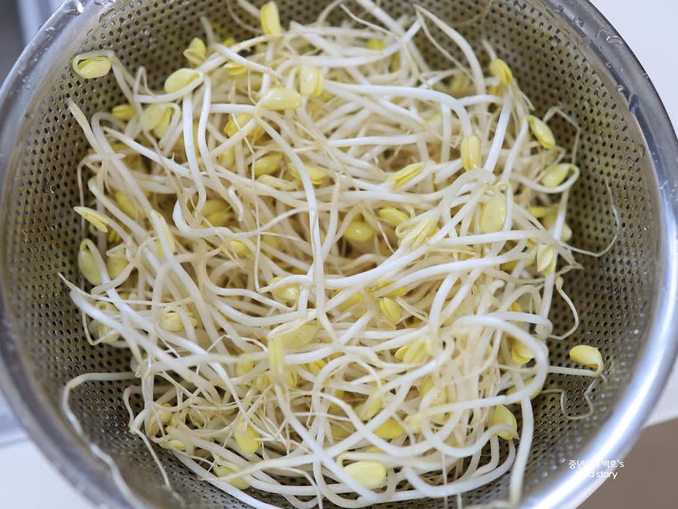 채반에 밭쳐 물기를 제거하고 손으로 살짝 눌러 물기를 뺍니다.