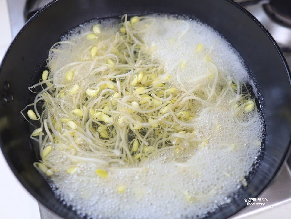 넉넉한 웍에 물을 끓인 후 콩나물을 넣고 덮개를 열어둔 채로 약 5분간 삶습니다.