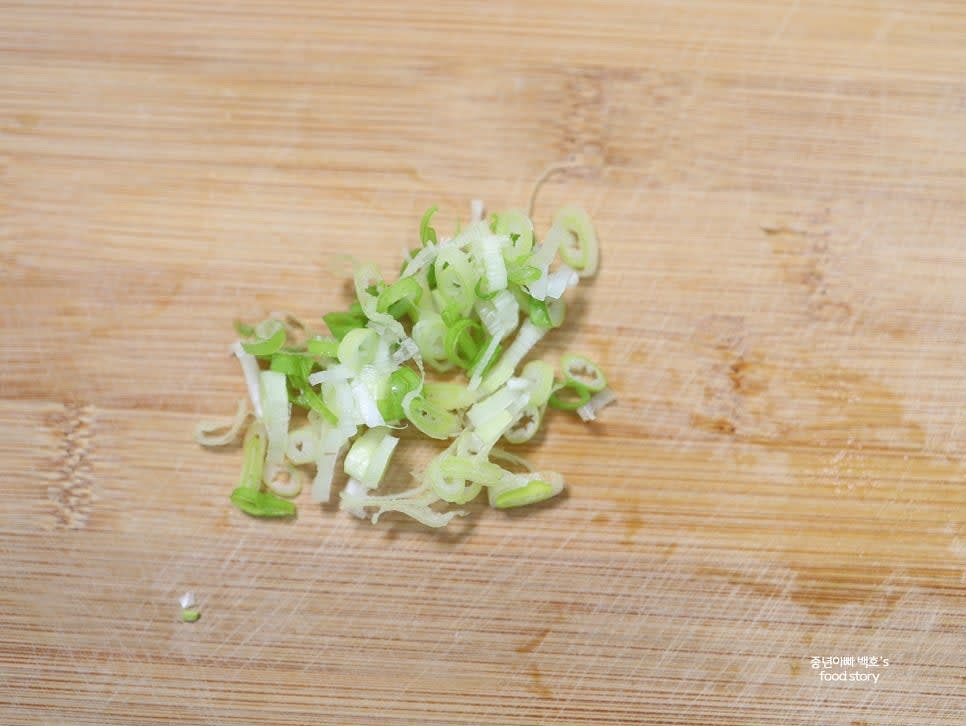 대파 1T 분량을 송송 썰어 준비하고, 통깨는 절구에 갈아 깨소금을 만듭니다.