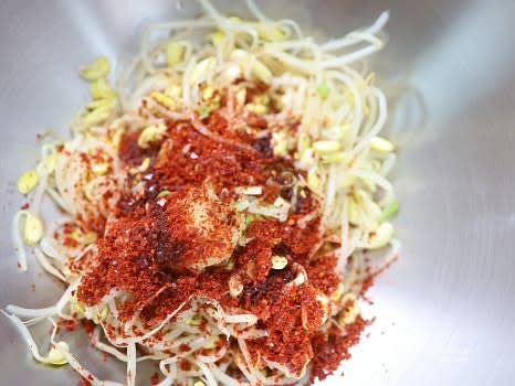 넉넉한 그릇에 콩나물과 대파를 담고, 다진 마늘 1/2T, 고춧가루 2T, 양조간장 1/2T를 넣어줍니다.