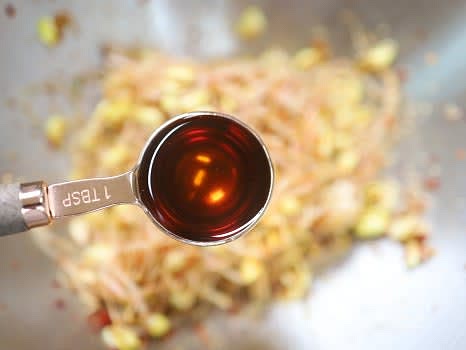 통깨 1T와 참기름 1T를 추가하고 손으로 조물조물 무쳐줍니다.