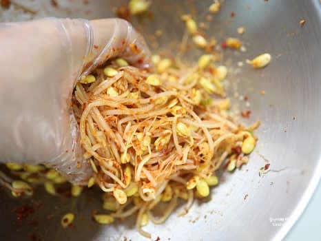 간이 부족하면 소금을 약간 추가하고, 더 매운 맛을 원한다면 청양고추 1개를 송송 썰어 넣어줍니다.