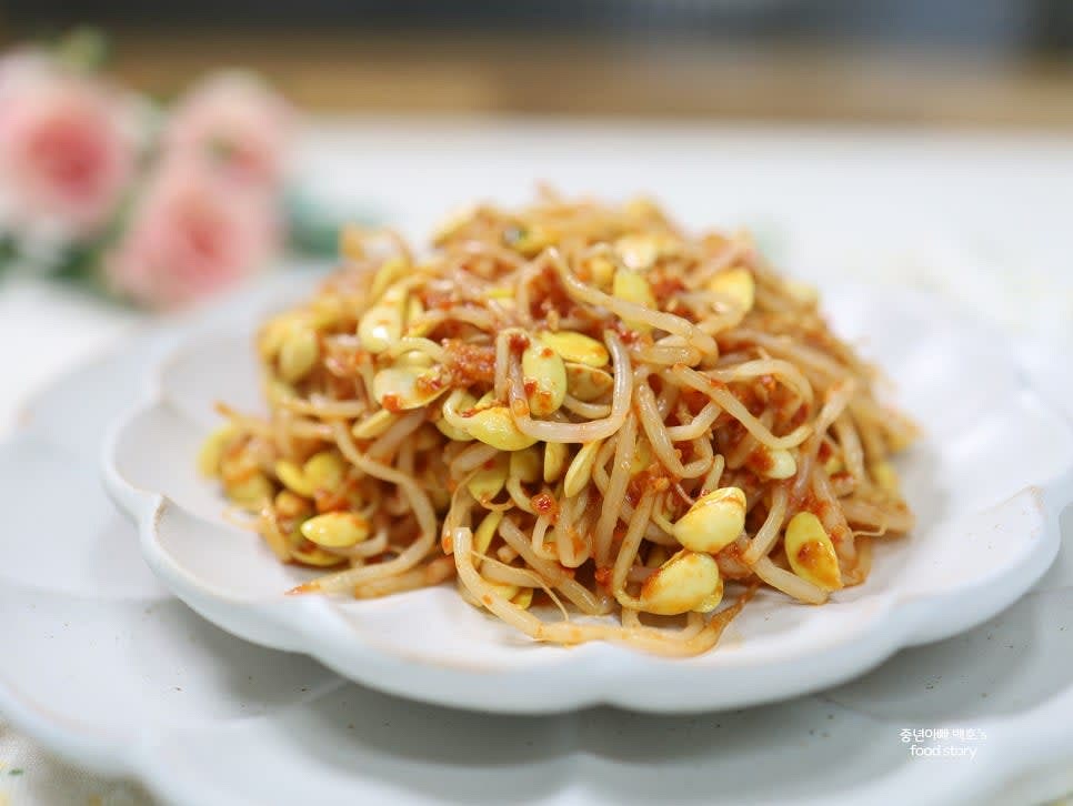 그릇에 담아 매콤한 빨간콩나물무침을 완성합니다.