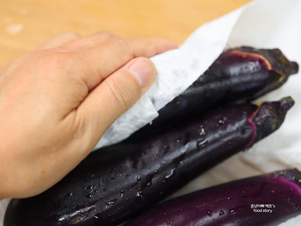 가지를 깨끗이 씻고 키친타월로 물기를 닦은 후 양 끝을 잘라냅니다.