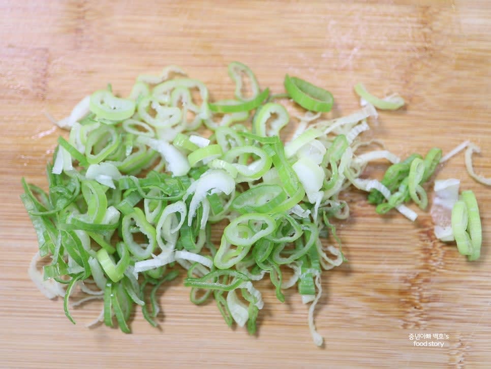 양파는 얇게 채 썰고 대파는 송송 썰어 준비합니다.