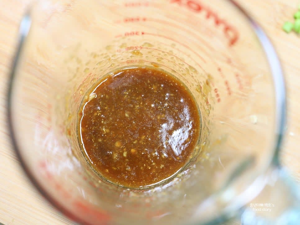 된장, 맛술, 진간장, 알룰로스, 다진 마늘, 들기름, 다진 생강을 섞어 된장소스를 만듭니다.