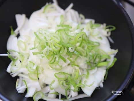 팬에 기름을 두르고 대파와 양파를 넣어 중불에서 볶아 파기름을 냅니다.