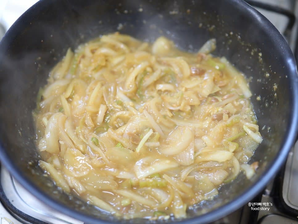 파기름에 된장소스를 넣고 골고루 섞으며 볶아줍니다. 물 1/3컵을 추가해 졸여 덮밥 소스를 만듭니다.