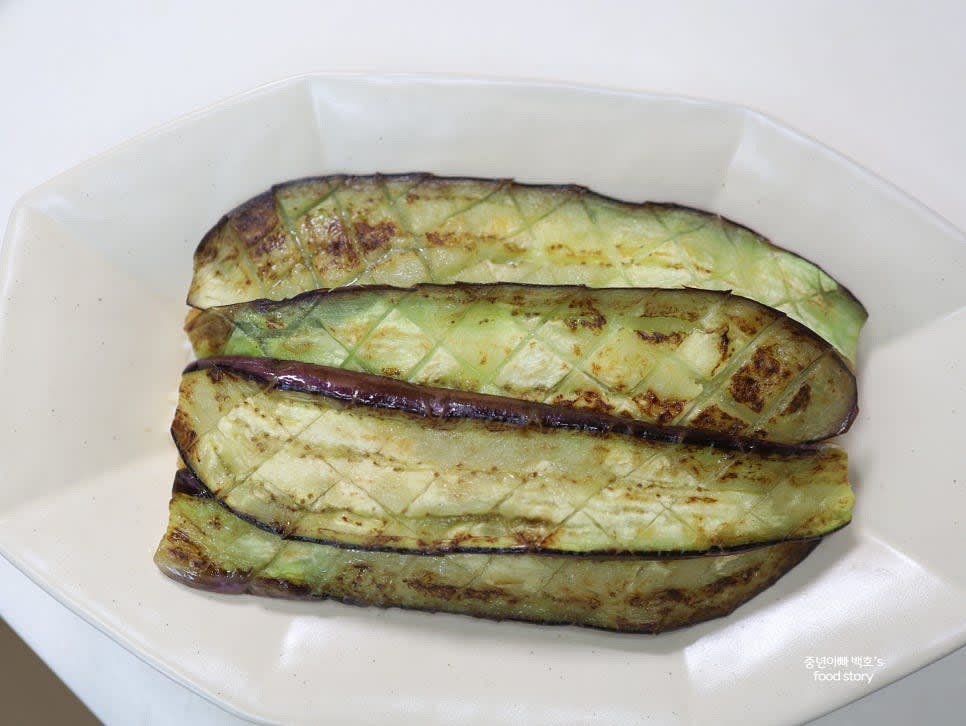 접시에 밥을 담고 덮밥 소스를 올린 뒤, 구운 가지를 소스 위에 얹어줍니다.