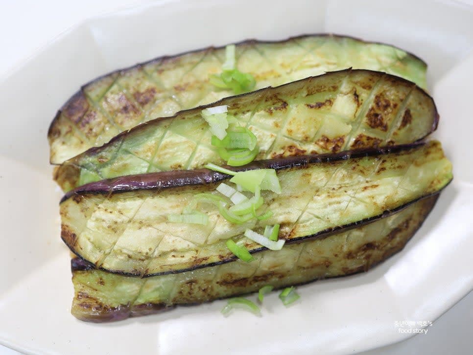 고명으로 송송 썬 파와 통깨를 뿌려 완성합니다.