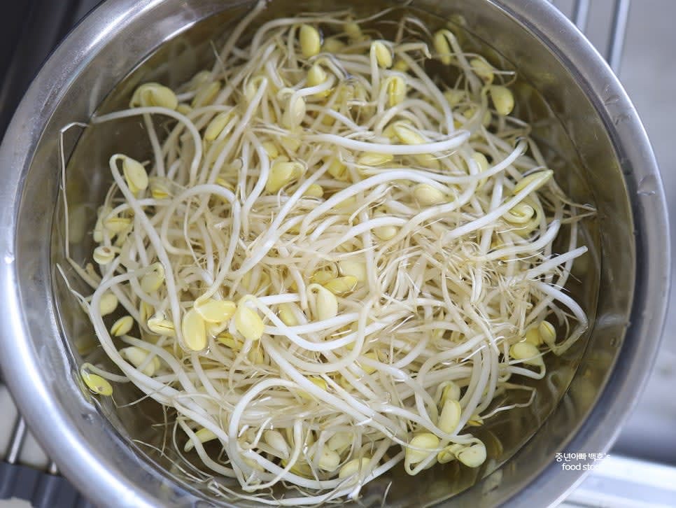 콩나물을 흐르는 물에 깨끗이 씻고 불순물을 제거한 후 물에 3~5분간 담가둡니다.