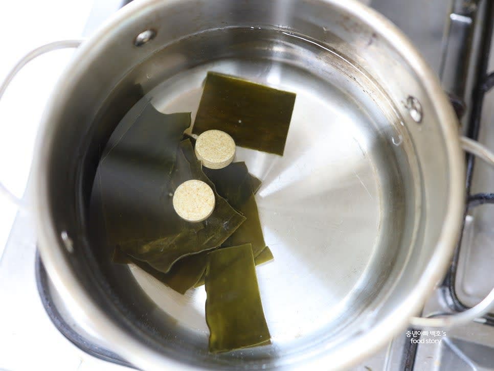 물 1500ml에 국물용 다시마 15장과 동전 육수 2알을 넣고 팔팔 끓입니다. 끓기 시작하면 3분간 더 끓인 후 다시마를 꺼냅니다.