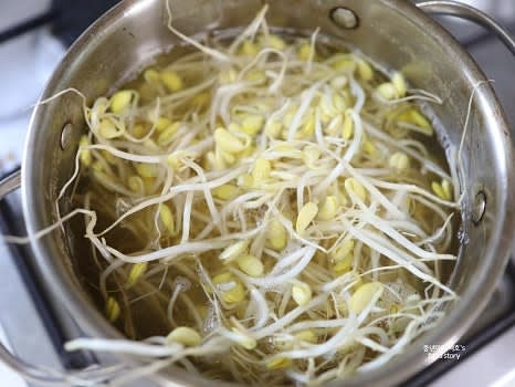 물기를 뺀 콩나물을 육수에 넣고 팔팔 끓입니다.