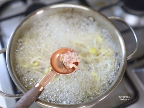 3분 후 새우젓 1/3스푼, 국간장 1/3스푼, 다진 마늘 1/2스푼을 차례로 넣어줍니다.