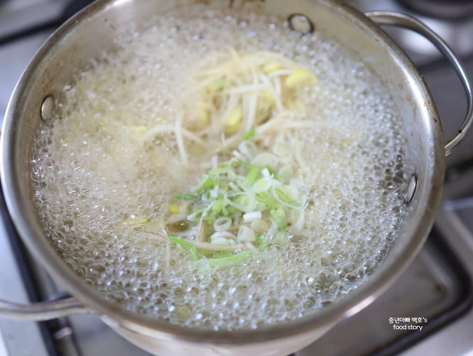 마지막으로 대파를 넣고 휘리릭 저어준 후 불을 끕니다.