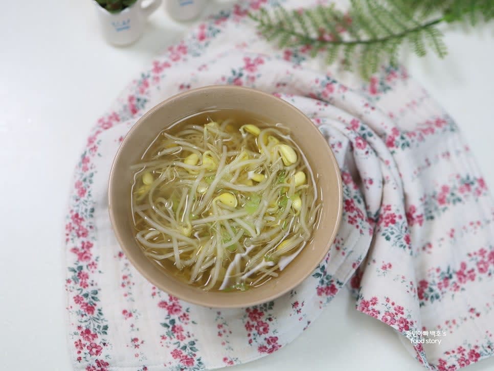 그릇에 담아내고 취향에 따라 후추를 뿌려 완성합니다.