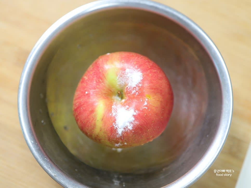 사과는 베이킹 소다로 문질러 소다물에 1~2분 담근 후 깨끗이 헹구고 껍질째 채썰어 준비합니다.