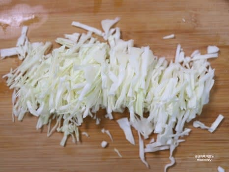 양배추는 식초물에 잠시 담갔다가 먹기 좋은 크기로 썰고, 물기를 제거합니다.
