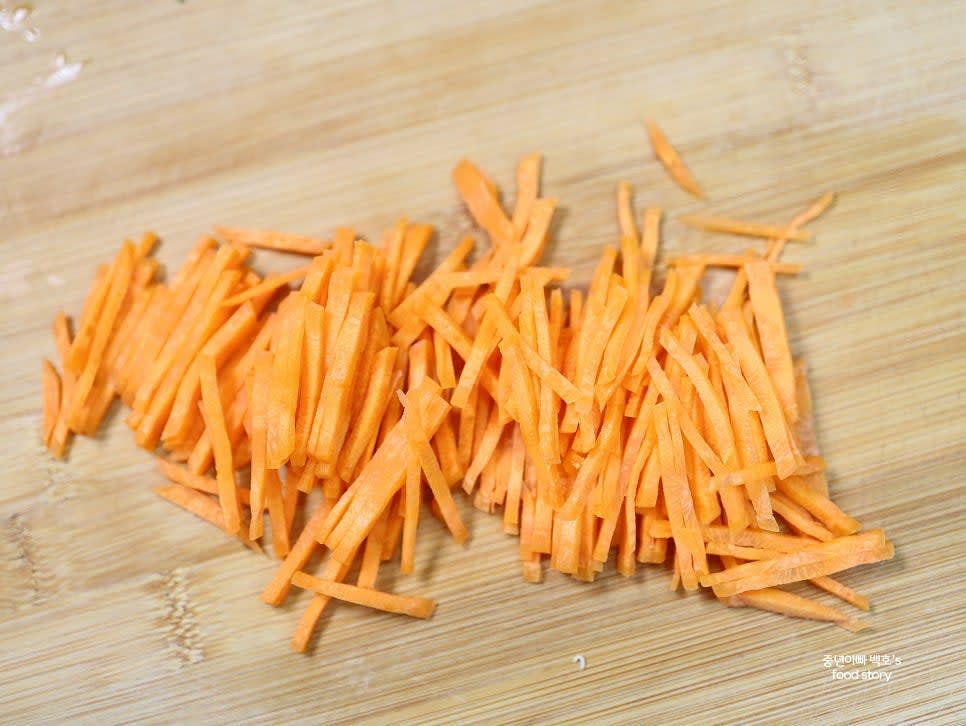 당근 1/2개를 채썰고, 양파는 채썰어 찬물에 담가 매운 기를 줄입니다.