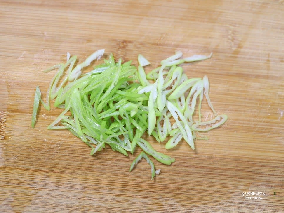 부추는 2/3컵 분량으로 먹기 좋은 길이로 썰고, 대파는 어슷하게 채썰어 준비합니다.