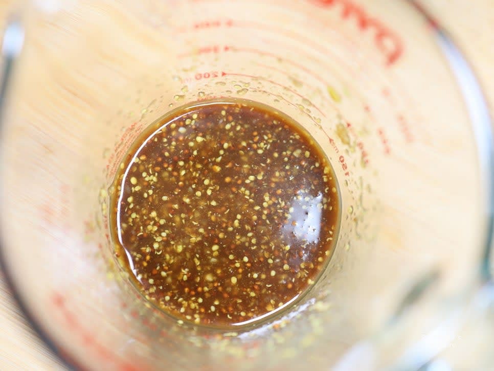 냉채 소스를 만들기 위해 볼에 연겨자 1T, 홀그레인 머스터드 1T, 알룰로스 1T, 화이트 발사믹 식초 2T, 레몬즙 2T, 양조간장 2T, 다진 마늘 1T를 넣고 잘 섞습니다.