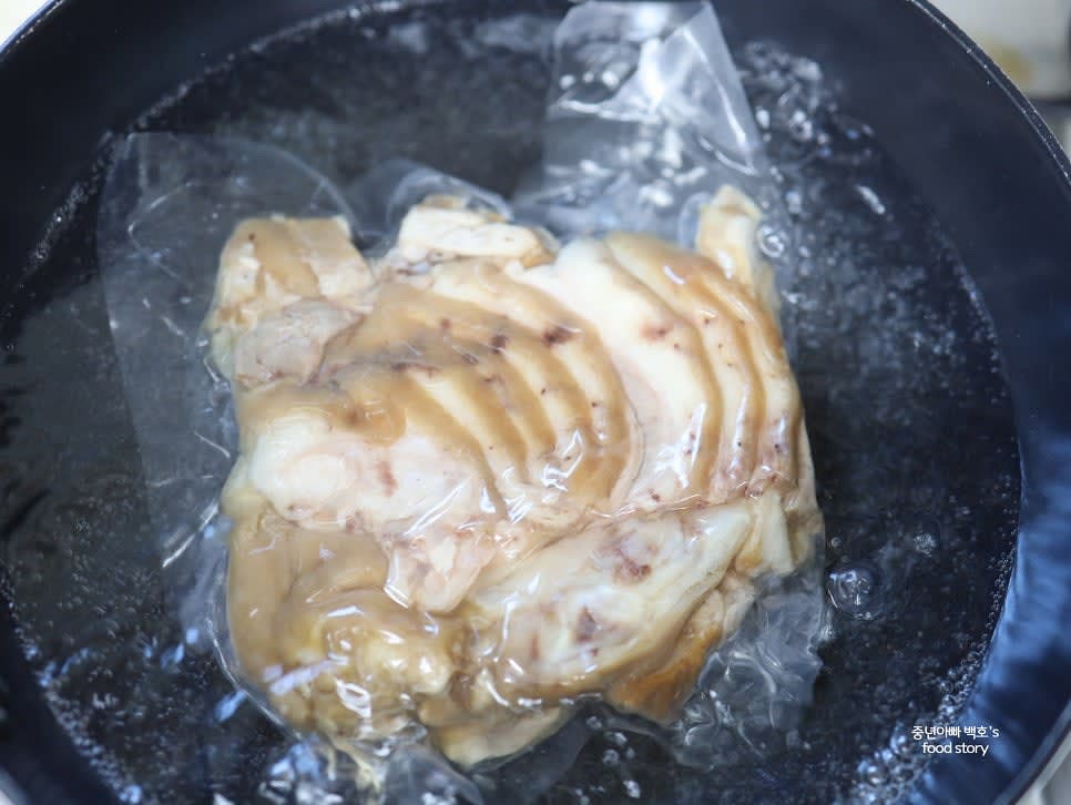 끓는 물에 족발 밀키트를 5분간 데운 후 꺼내 준비합니다.