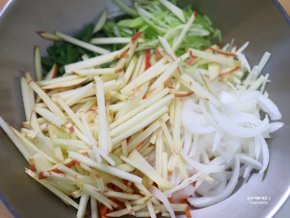 넉넉한 그릇에 모든 야채를 담고, 초벌로 잘 버무린 후 냉채 소스를 1/2~2/3 정도 넣어 골고루 섞습니다. 부족하면 추가로 소스를 넣습니다.