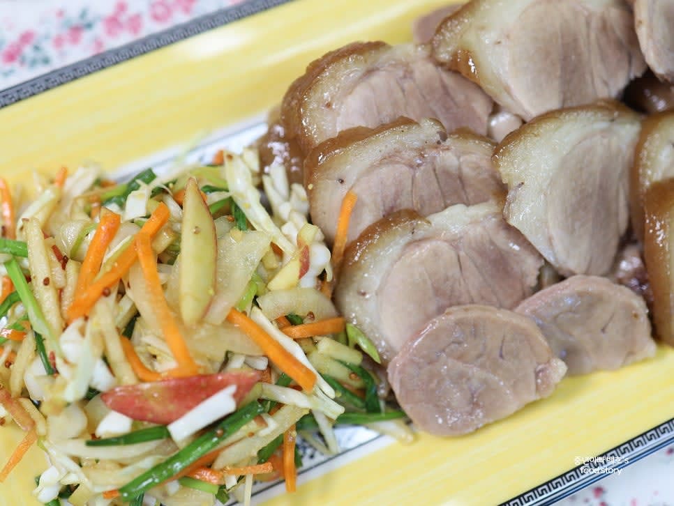 야채와 족발을 각각 접시에 담아냅니다. 드실 때는 야채와 족발을 함께 곁들여 먹습니다.