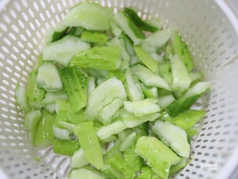 오이의 씨를 수저로 긁어내어 제거하고, 야채 탈수기로 물기를 완전히 제거합니다.
