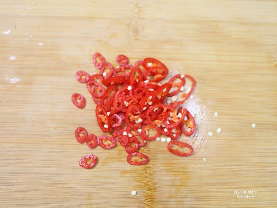 홍고추를 송송 썰어 준비합니다.