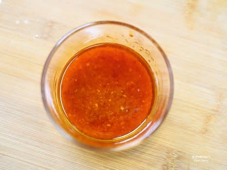 새콤달콤한 소스를 만들기 위해 볼에 식초 1.5T, 알룰로스 1T, 고추기름 2T, 두반장 소스 1.5T, 다진 마늘 1T를 넣고 잘 섞어줍니다.