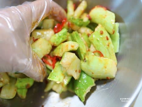 넉넉한 그릇에 준비한 오이와 홍고추를 넣고 소스를 2스푼 정도 먼저 넣은 후 손으로 잘 버무립니다.