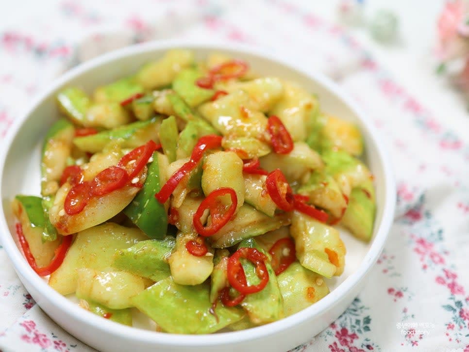 완성된 오이탕탕이를 접시에 담아 냉장고에 차갑게 두었다가 드시면 더욱 맛있습니다.