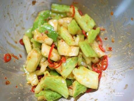 부족한 양념은 추가로 넣어가며 골고루 섞이도록 버무립니다.