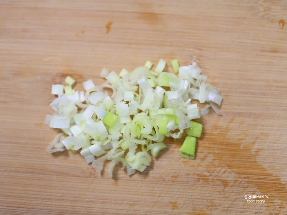대파 1대의 흰 부분을 길게 반으로 자른 후 송송 썰어 준비합니다.
