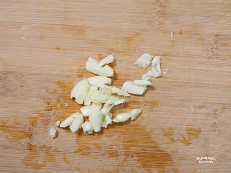 통마늘 작은 7개를 으깨서 준비합니다. (마늘은 옵션입니다.)