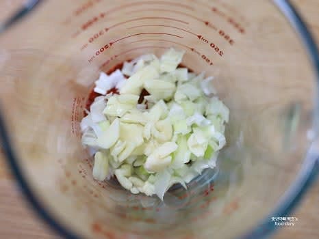 준비한 대파와 마늘을 고춧가루 위에 넣습니다.