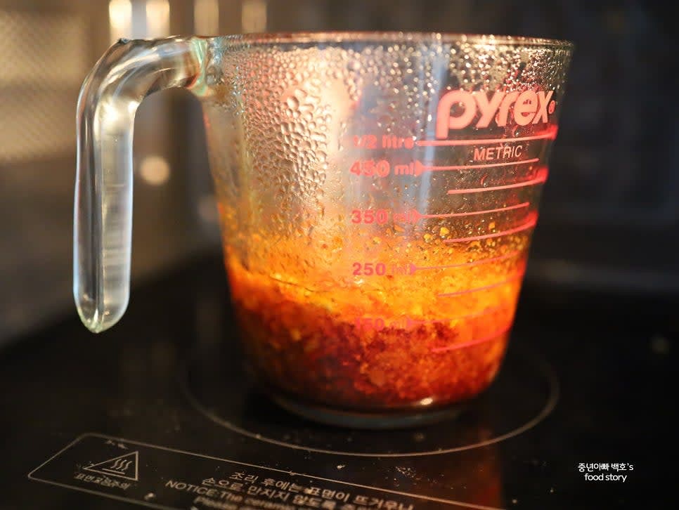 약 1분 30초에서 2분 후에 보글보글 끓기 시작하는 것을 확인합니다.