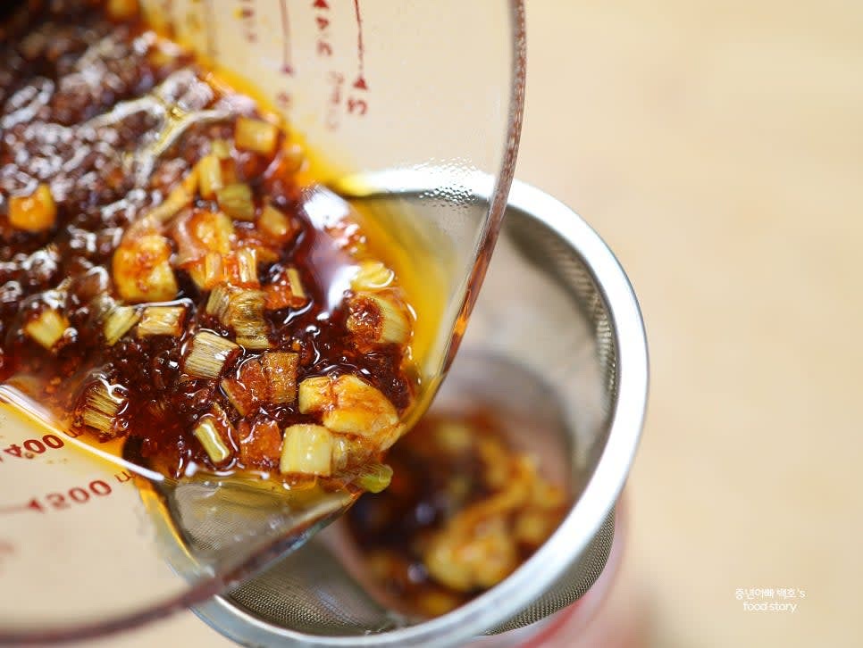 망이나 필터를 사용해 건더기를 걸러 맑은 고추기름만 따로 담습니다.