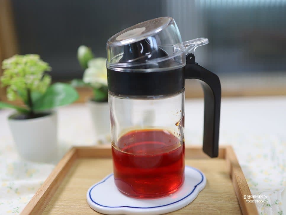 맑게 걸러진 고추기름은 병에 담아 밀폐해 보관하며 사용합니다.