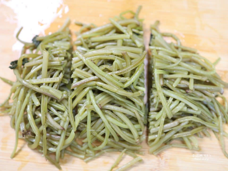 고구마 줄기를 먹기 좋은 길이로 4~5cm로 자르세요.