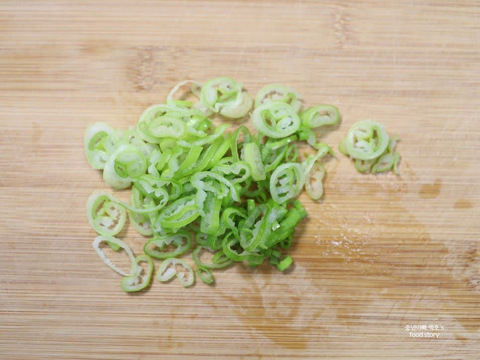 대파 1/4대를 송송 썰어 준비하세요.