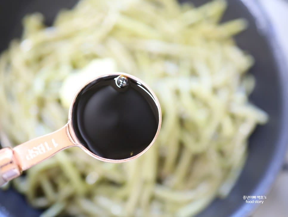 다진 마늘 1T와 진간장 1T를 넣고 볶아주세요.