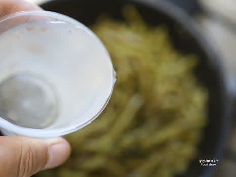물 2/3컵을 부어 수분을 보충하고 연두 1T를 넣어 감칠맛을 더하세요.