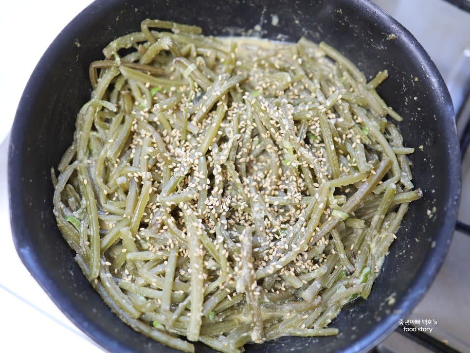 전체가 꾸덕꾸덕해질 때까지 볶은 후 통깨 1T를 뿌려 마무리하세요.