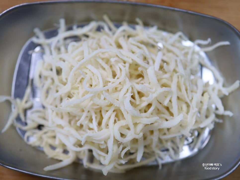 백진미채를 3~4cm 길이로 잘라 준비하세요.